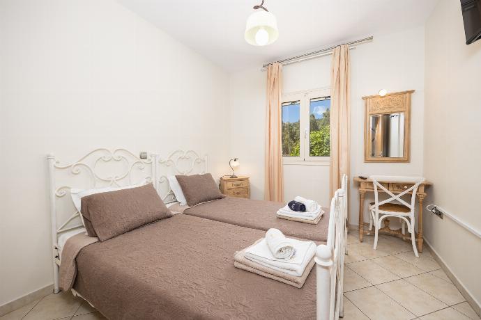 Twin bedroom with A/C . - Villa Semeli . (Photo Gallery) }}