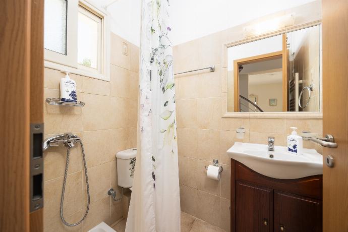 Family bathroom with shower . - Villa Semeli . (Photo Gallery) }}