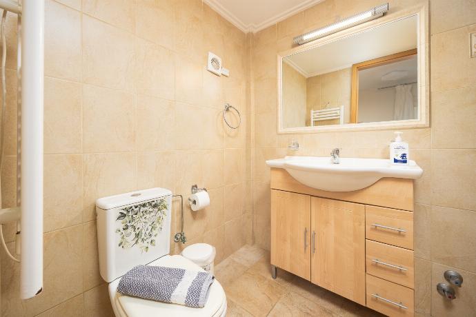 Family bathroom with bath and shower . - Villa Semeli . (Photo Gallery) }}