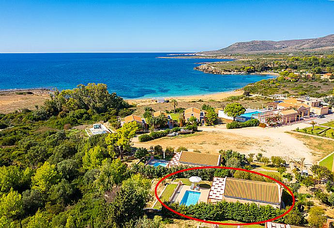 Aerial view showing location of Nafsika Beach House . - Nafsika Beach House . (Fotogalerie) }}
