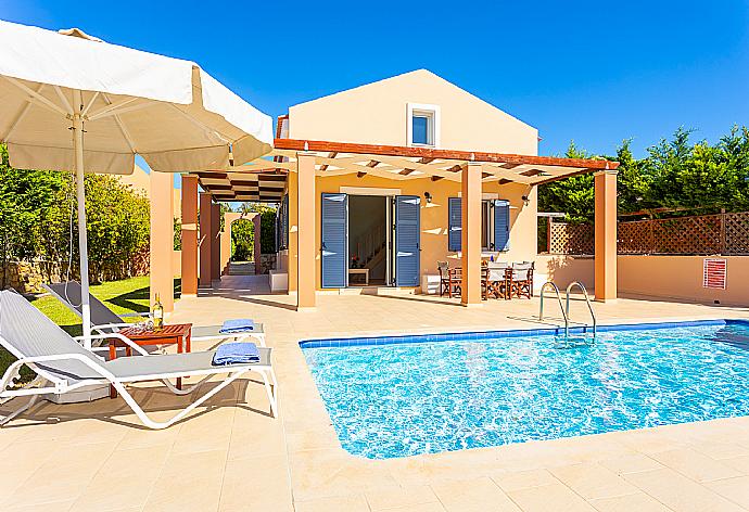 Beautiful villa with private pool, terrace, and garden . - Nafsika Beach House . (Galerie de photos) }}