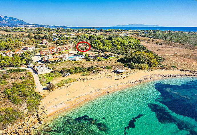 Aerial view showing location of Nafsika Beach House . - Nafsika Beach House . (Fotogalerie) }}