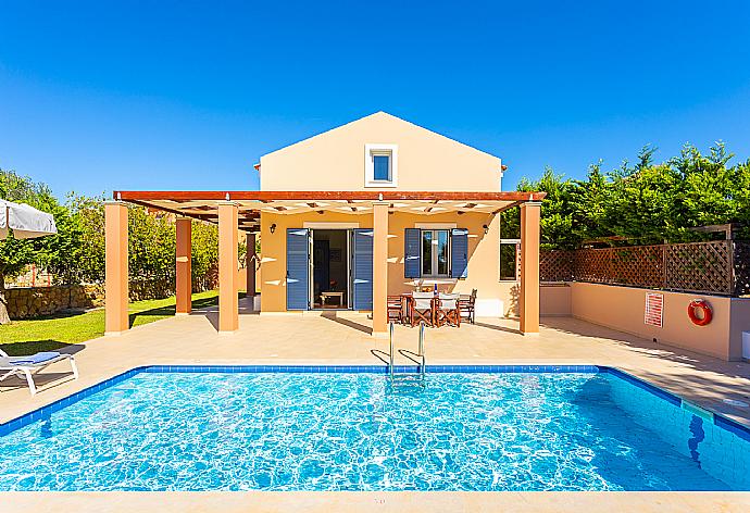 Beautiful villa with private pool, terrace, and garden . - Nafsika Beach House . (Galleria fotografica) }}