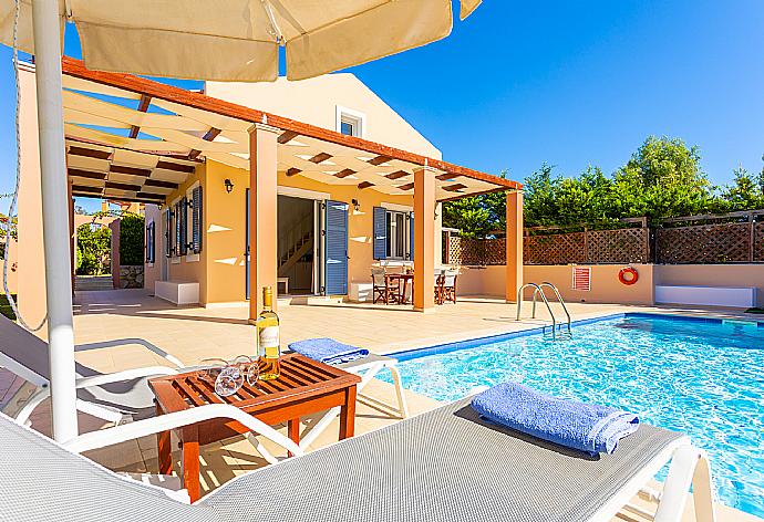 Beautiful villa with private pool, terrace, and garden . - Nafsika Beach House . (Galerie de photos) }}