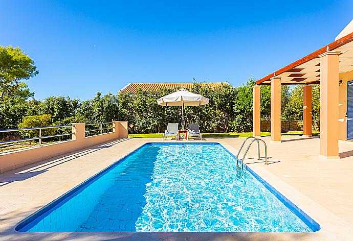 Private pool, terrace, and garden . - Nafsika Beach House . (Galerie de photos) }}