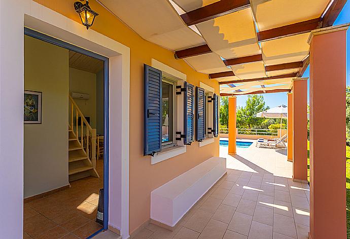 Entrance to villa . - Nafsika Beach House . (Galerie de photos) }}