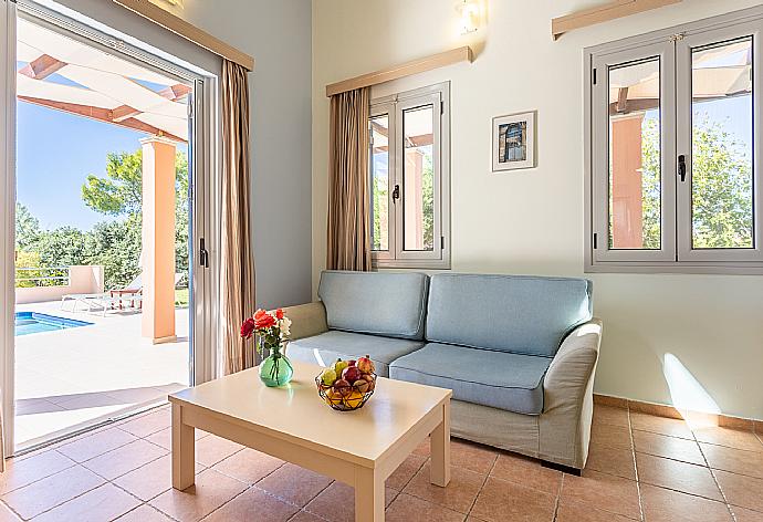 Open-plan living room with sofa, dining area, kitchen, mezzanine, A/C, WiFi internet, satellite TV, and terrace access . - Nafsika Beach House . (Fotogalerie) }}