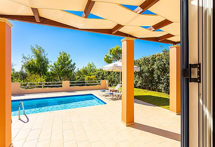 View of pool terrace from living room . - Nafsika Beach House . (Fotogalerie) }}