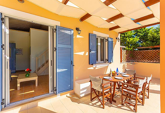 Sheltered terrace area . - Nafsika Beach House . (Galería de imágenes) }}