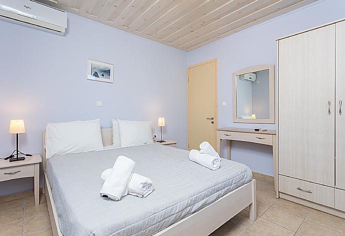 Double bedroom with A/C . - Nafsika Beach House . (Galerie de photos) }}