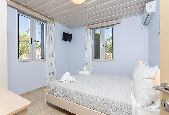 Double bedroom with A/C . - Nafsika Beach House . (Fotogalerie) }}