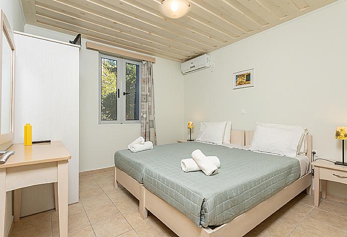 Twin bedroom with A/C . - Nafsika Beach House . (Fotogalerie) }}