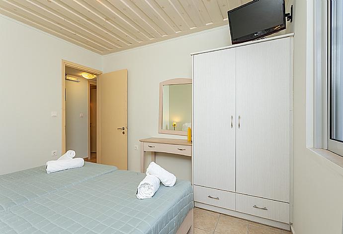 Twin bedroom with A/C . - Nafsika Beach House . (Photo Gallery) }}