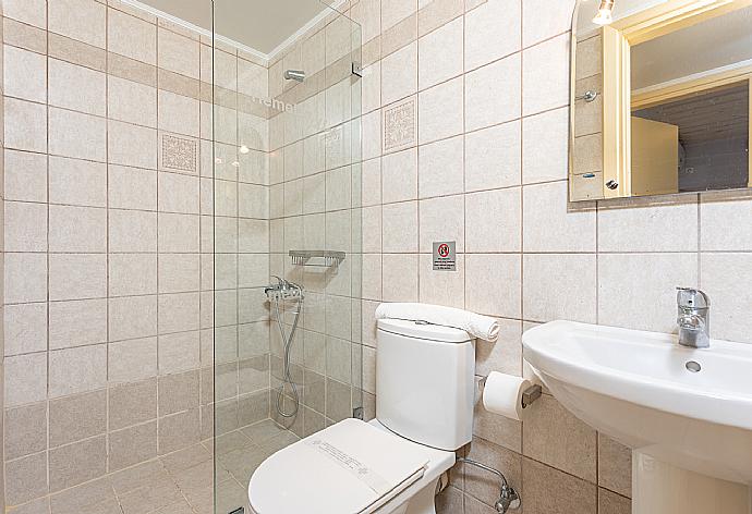 Family bathroom with shower . - Nafsika Beach House . (Galerie de photos) }}