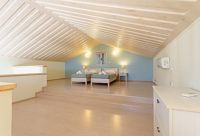 Twin bedroom on mezzanine with A/C . - Nafsika Beach House . (Fotogalerie) }}