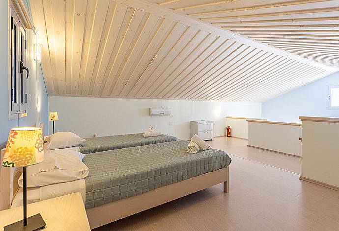 Twin bedroom on mezzanine with A/C . - Nafsika Beach House . (Fotogalerie) }}