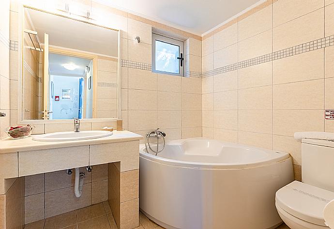 Family bathroom with bath and shower . - Nafsika Beach House . (Galerie de photos) }}