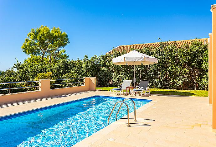 Private pool, terrace, and garden . - Nafsika Beach House . (Fotogalerie) }}