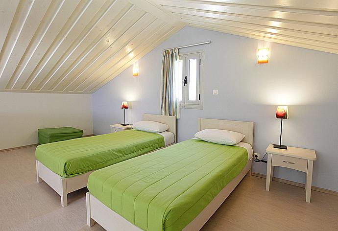 Twin bedroom with A/C . - Nafsika Beach House . (Photo Gallery) }}