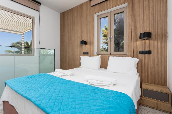 Double bedroom with en suite bathroom, A/C, and sea views . - Villa Sevos . (Galería de imágenes) }}