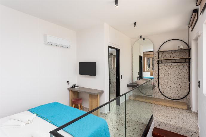 Double bedroom with en suite bathroom, A/C, and sea views . - Villa Sevos . (Galerie de photos) }}