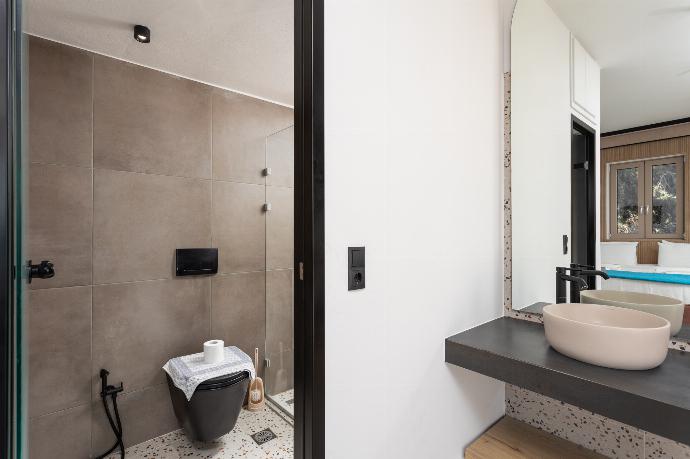 En suite bathroom with shower . - Villa Sevos . (Fotogalerie) }}