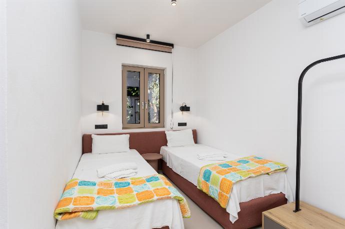 Twin bedroom with en suite bathroom and A/C . - Villa Sevos . (Fotogalerie) }}