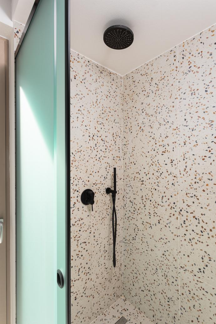 En suite bathroom with shower . - Villa Sevos . (Galerie de photos) }}