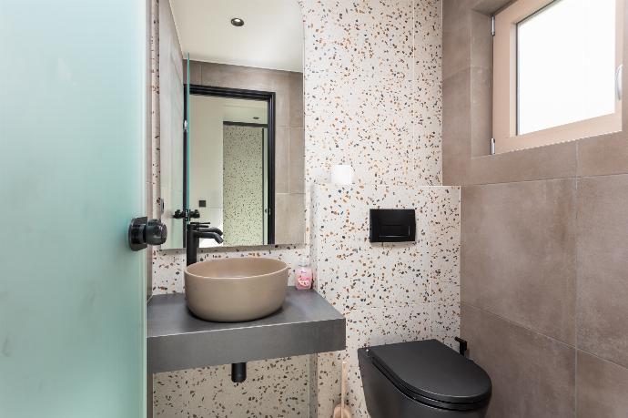 En suite bathroom with shower . - Villa Sevos . (Galleria fotografica) }}