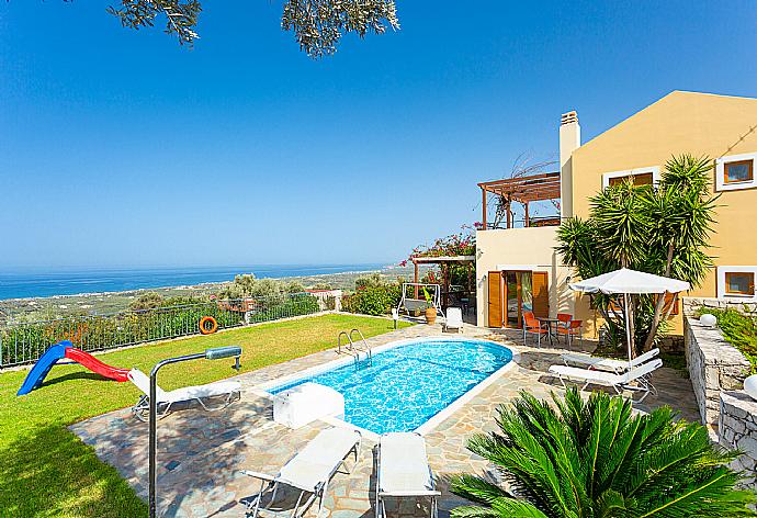 Beautiful villa with private pool, terrace, and garden with panoramic sea views . - Villa Garifallia . (Galería de imágenes) }}