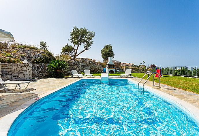 Private pool, terrace, and garden . - Villa Garifallia . (Galería de imágenes) }}