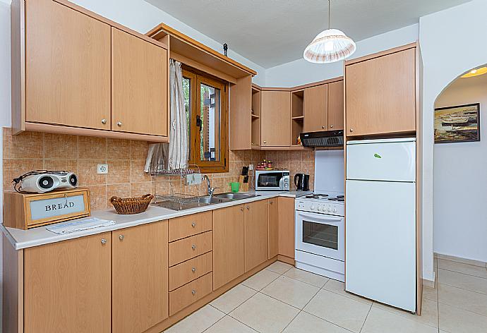 Equipped kitchen . - Villa Garifallia . (Fotogalerie) }}