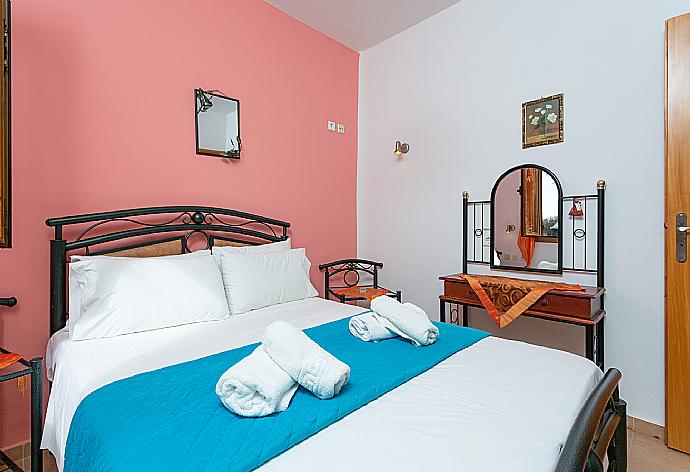 Double bedroom with A/C  . - Villa Garifallia . (Galería de imágenes) }}