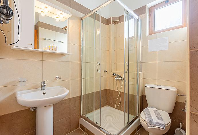 Family bathroom with shower . - Villa Garifallia . (Galerie de photos) }}