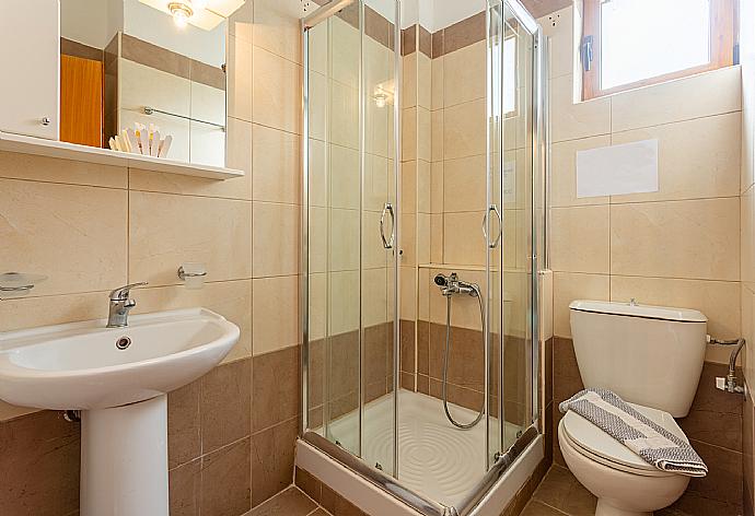 Family bathroom with shower . - Villa Garifallia . (Galerie de photos) }}