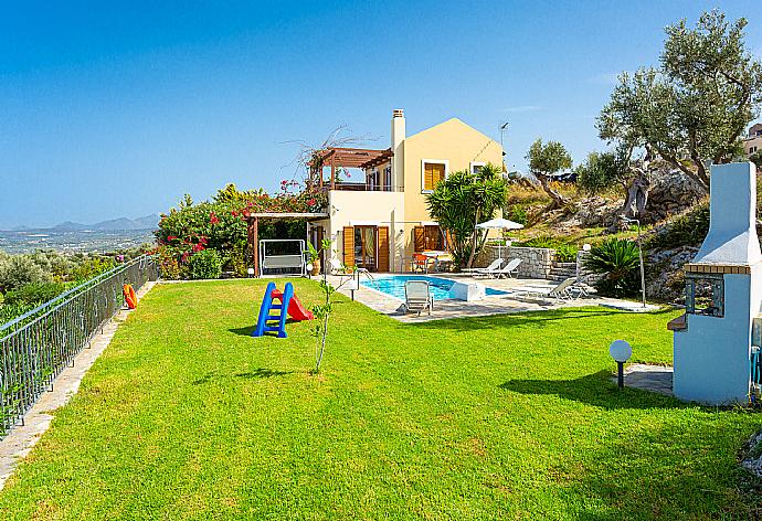 Large garden . - Villa Garifallia . (Fotogalerie) }}