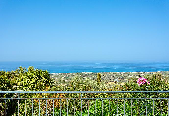 View from villa . - Villa Garifallia . (Galerie de photos) }}