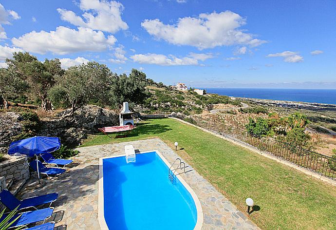 Private pool with terrace and garden area . - Villa Garifallia . (Fotogalerie) }}