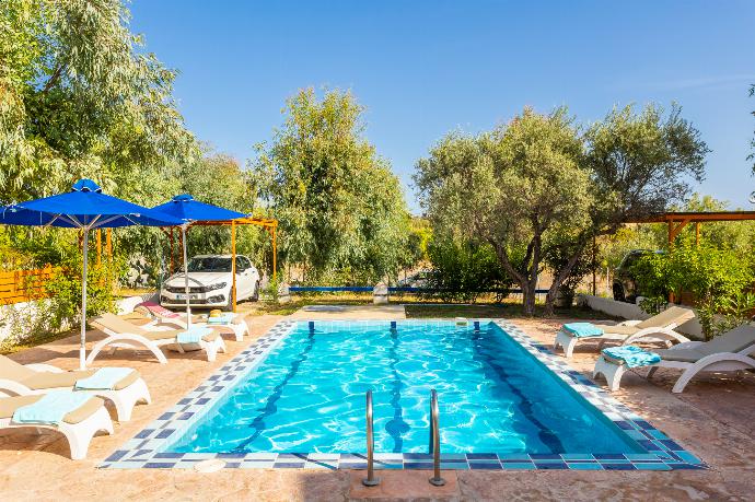 Private pool and terrace . - Villa Nisyros . (Galerie de photos) }}