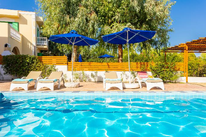 Private pool and terrace . - Villa Nisyros . (Galería de imágenes) }}