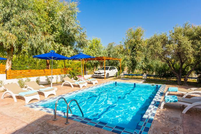 Private pool and terrace . - Villa Nisyros . (Galerie de photos) }}