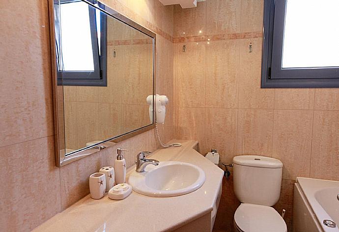 Villa Nisyros Bathroom