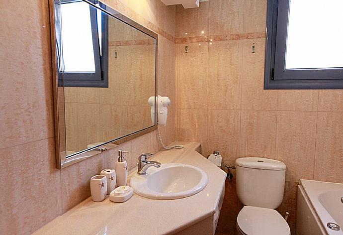 Family bathroom with bath . - Villa Nisyros . (Fotogalerie) }}