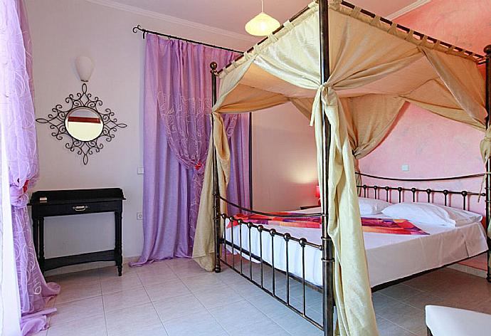 Double bedroom with A/C . - Villa Nisyros . (Photo Gallery) }}