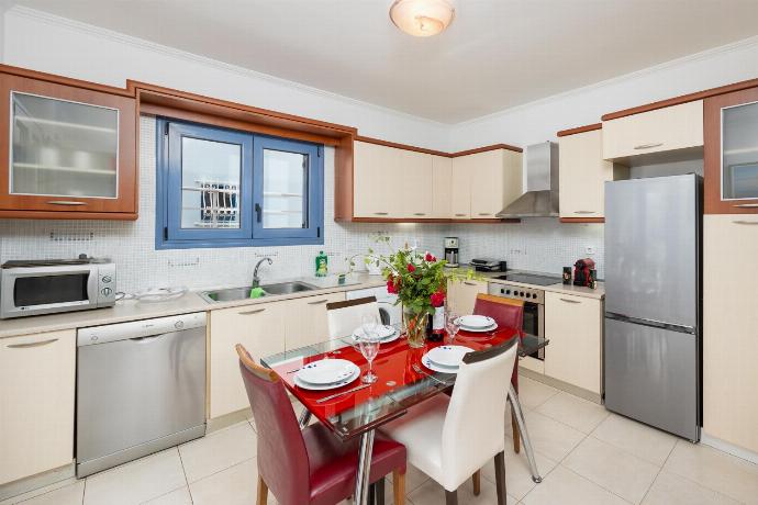 Equipped kitchen . - Villa Nisyros . (Photo Gallery) }}