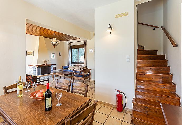 Living room with sofa, dining area, ornamental fireplace, WiFi internet, satellite TV, DVD player, and pool terrace access . - Villa Kefalas . (Fotogalerie) }}