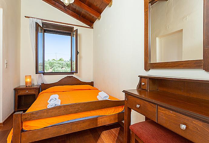 Double bedroom with A/C and balcony access . - Villa Kefalas . (Fotogalerie) }}