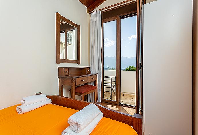 Double bedroom with A/C and balcony access . - Villa Kefalas . (Galleria fotografica) }}