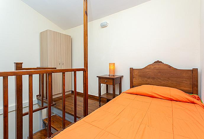 Single bedroom with A/C . - Villa Kefalas . (Photo Gallery) }}