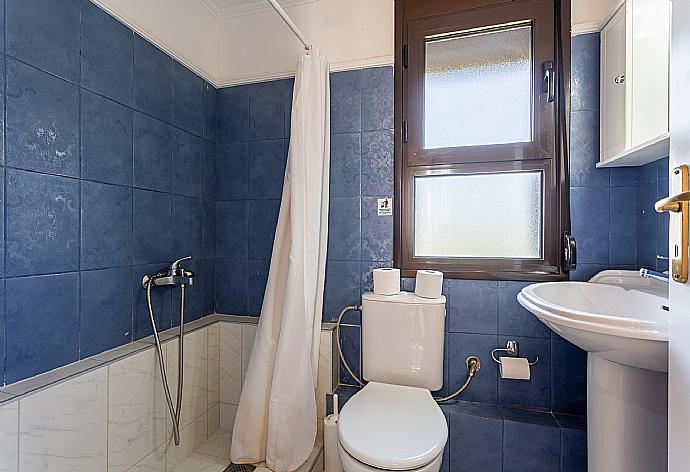 Family bathroom with shower . - Villa Kefalas . (Galleria fotografica) }}